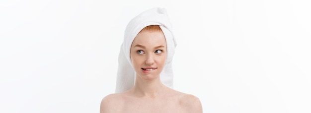 Bezpłatne zdjęcie portreta smutna poważna młoda kobieta z rozczarowanym wyrazem twarzy odizolowywającym na białym tła lo