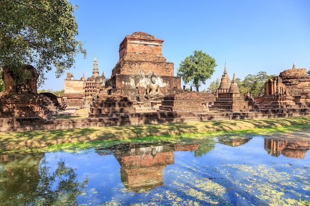 Posąg Buddy i pagoda w parku historycznym Wat Maha That Shukhothai w Tajlandii