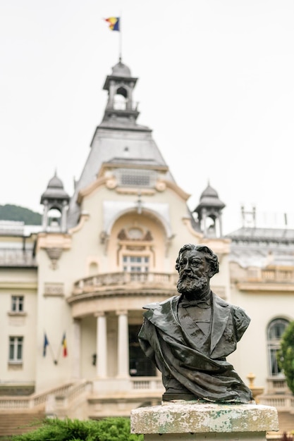 Bezpłatne zdjęcie posąg dimitrie giki i kasyno sinaia w rumunii