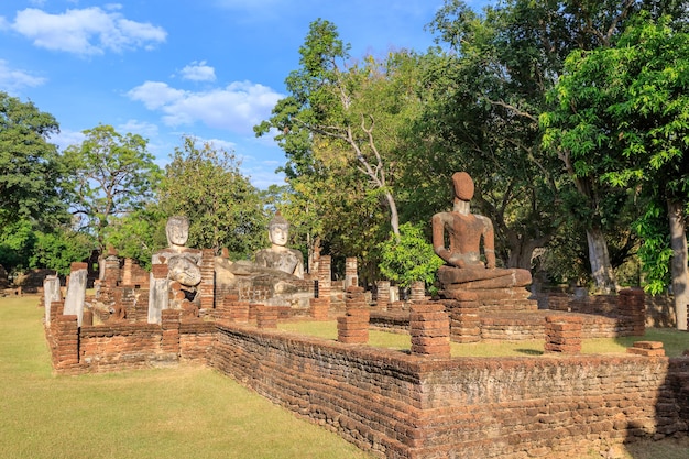 Posąg siedzącego Buddy w świątyni Wat Phra Kaeo w historycznym parku Kamphaeng Phet wpisany na listę światowego dziedzictwa UNESCO