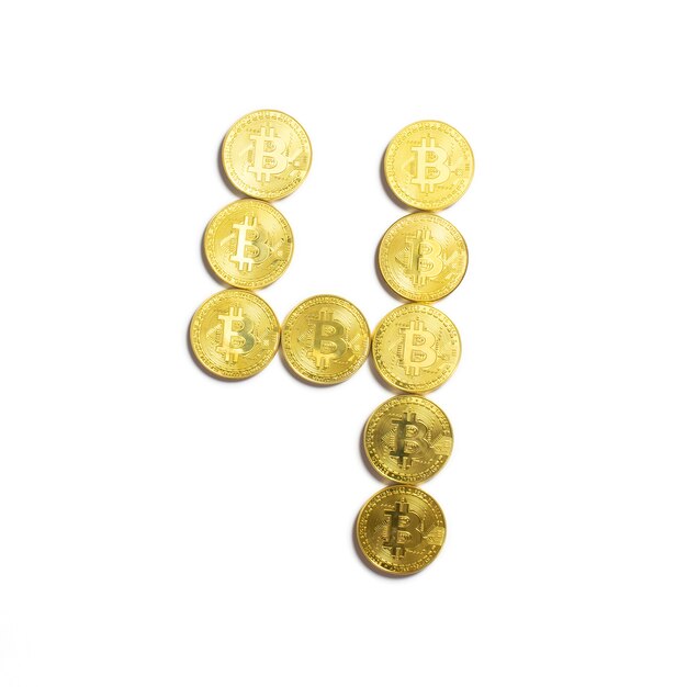 Postać 4 ułożona z monet bitcoin i na białym tle