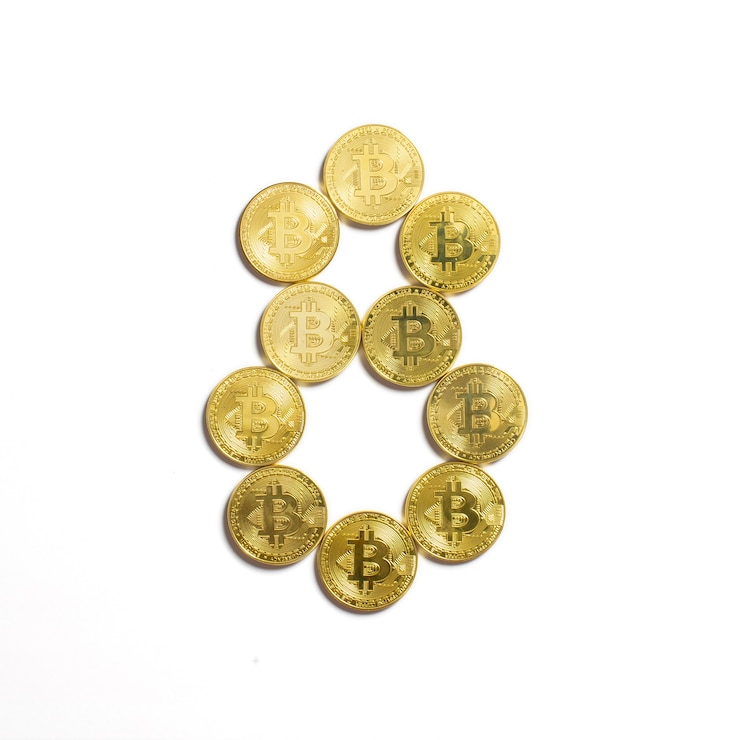 Bezpłatny plik Zdjęcie postać 8 ułożona z monet bitcoin i na białym tle