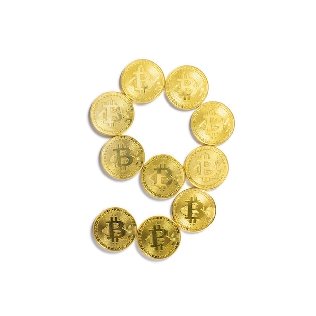Postać 9 ułożona z monet bitcoin i na białym tle