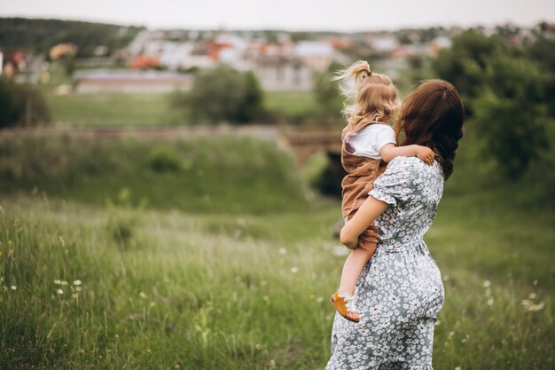 Potomstwa matkują z małą córką w parku