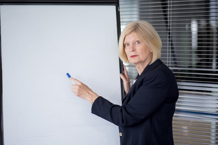 Bezpłatny plik Zdjęcie powa? ne starsze kobiety lider wskazuj? c na flipchart