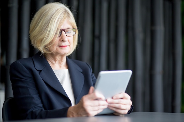 Poważna businesswoman przy użyciu cyfrowego tabletu