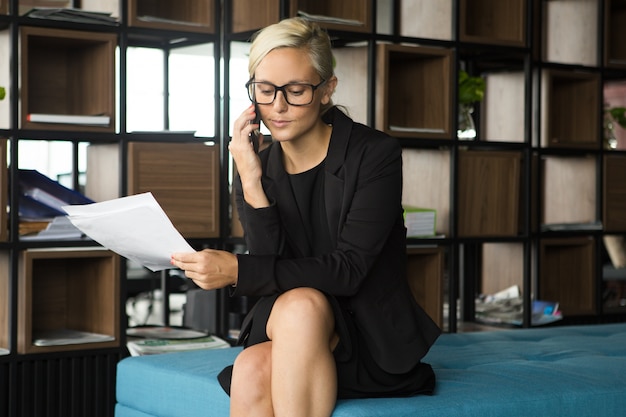 Poważna businesswoman rozmawia przez telefon do partnera