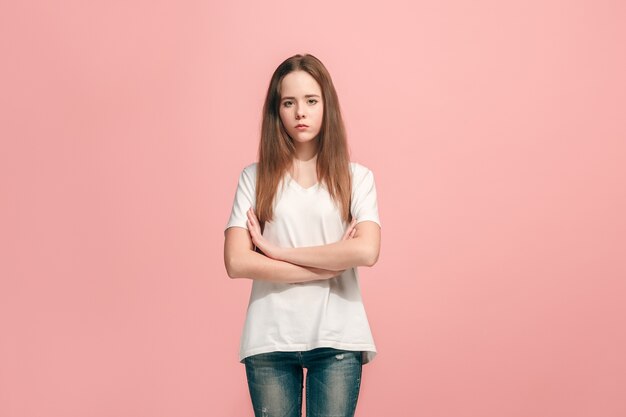 Poważna, smutna, wątpliwa, zamyślona nastolatka stojąca w studio
