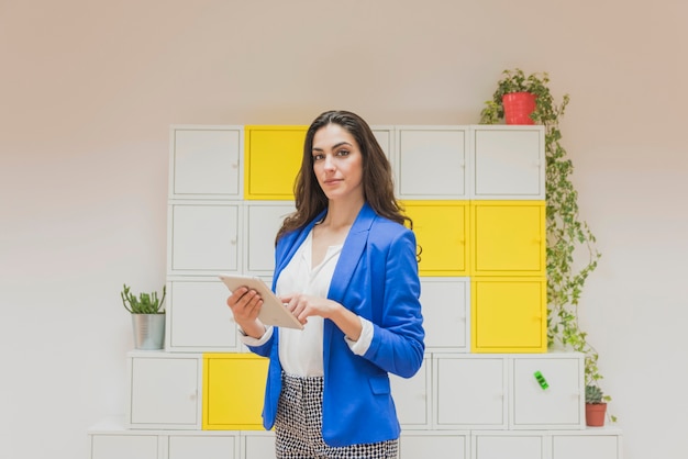 Poważne businesswoman za pomocą tabletu w biurze