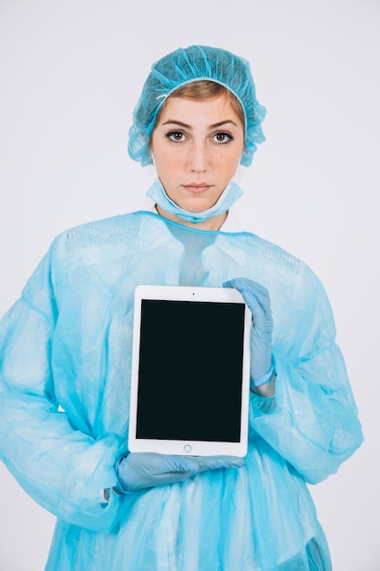 Bezpłatne zdjęcie poważny chirurg trzyma tabletkę