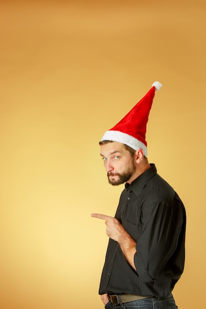 Bezpłatne zdjęcie poważny człowiek boże narodzenie w kapeluszu santa