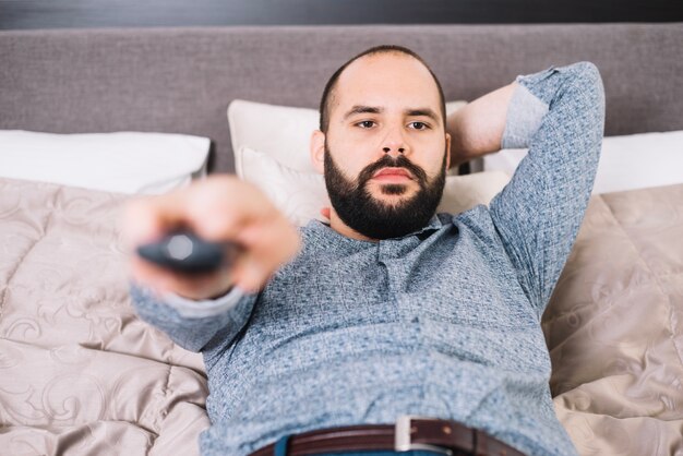 Poważny człowiek ogląda telewizję