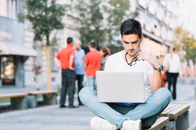 Poważny człowiek pracuje na laptopie