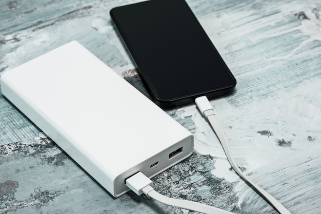 Bezpłatne zdjęcie power bank i telefon komórkowy