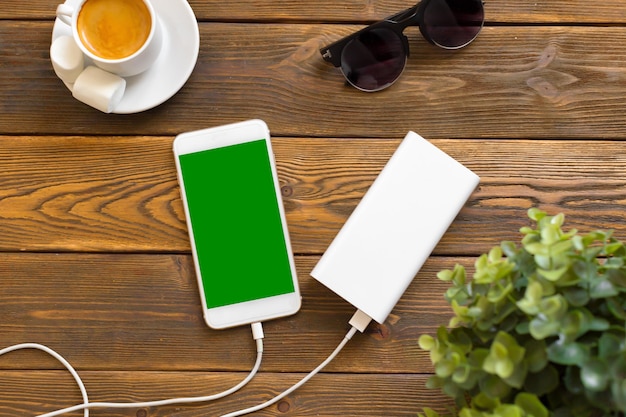 Powerbank ładujący smartfon