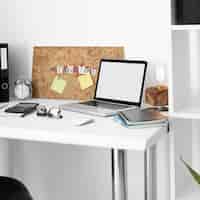Bezpłatne zdjęcie powierzchnia biurka z laptopem i notebookami