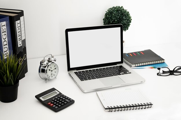 Powierzchnia biurka z laptopem i notebookiem