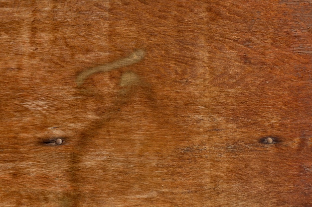 Powierzchnia drewniana w stylu retro z zardzewiałymi gwoździami