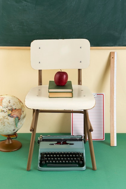 Bezpłatne zdjęcie powrót do koncepcji szkoły z jabłkiem na krześle