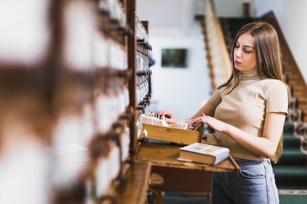 Powrót do koncepcji szkoły z kobietą studiującą w bibliotece