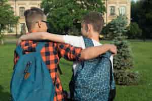 Bezpłatne zdjęcie powrót widok średni strzał dwóch nastoletnich chłopców przytulanie