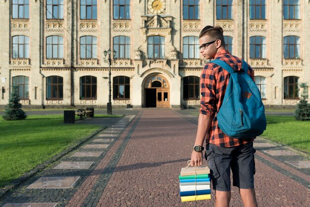 Powrót widok średni strzał licealisty patrząc w bok