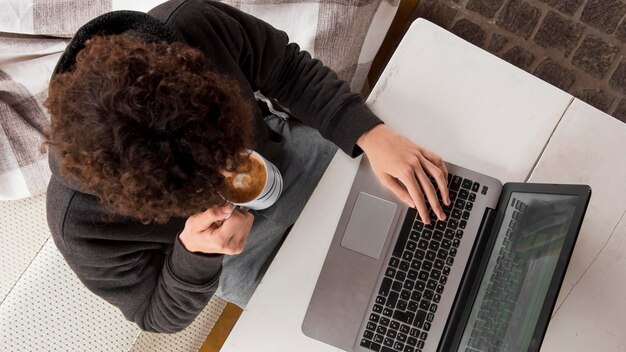 Powyżej widok facet pracuje na laptopie