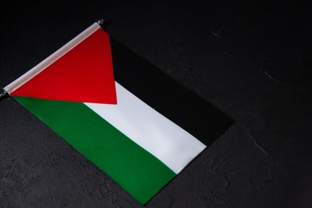 Powyżej widok flagi Palestyny na ciemnej powierzchni