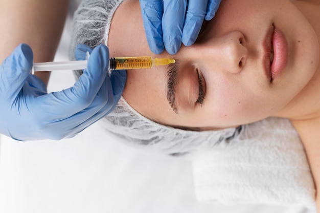 Bezpłatne zdjęcie powyżej widok kobiety podczas leczenia twarzy prp
