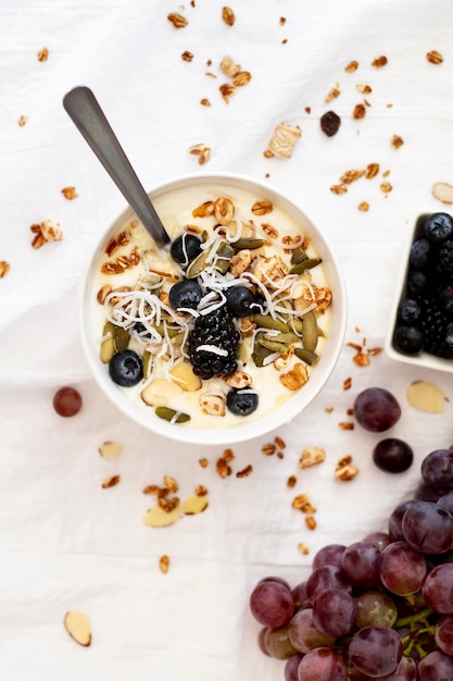 Bezpłatne zdjęcie powyżej widok miska na jogurt z owocami i płatkami zbożowymi