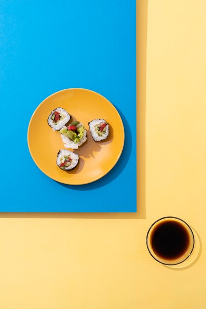 Powyżej widok pyszne sushi i sos sojowy