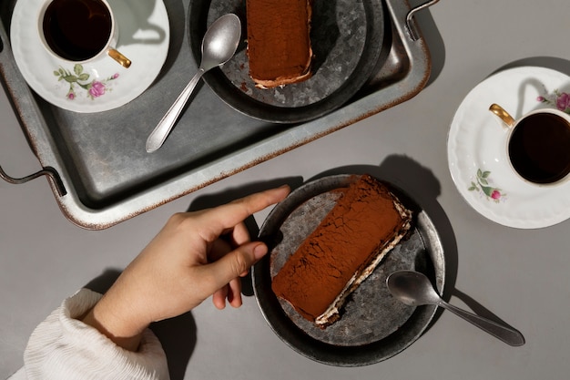 Powyżej widok pysznego tiramisu na talerzu