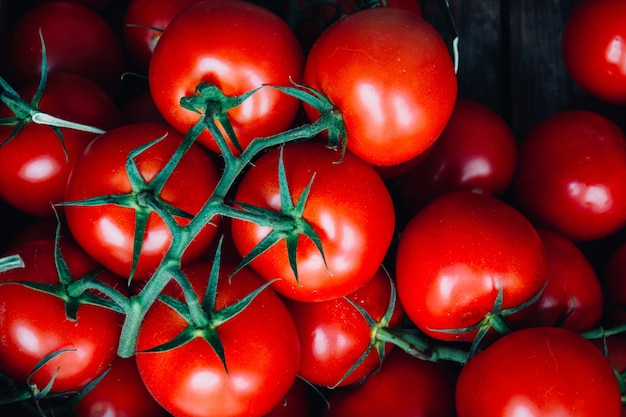 Poziome Strzał Niektórych Brunches świeżych Czerwonych Pomidorów