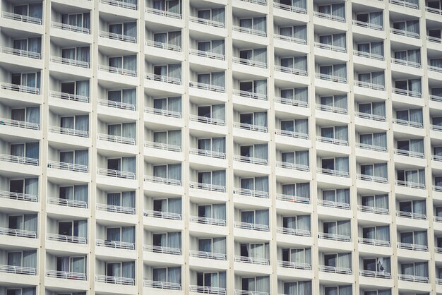Poziome ujęcie balkonów nowoczesnych budynków mieszkalnych w mieście w ciągu dnia
