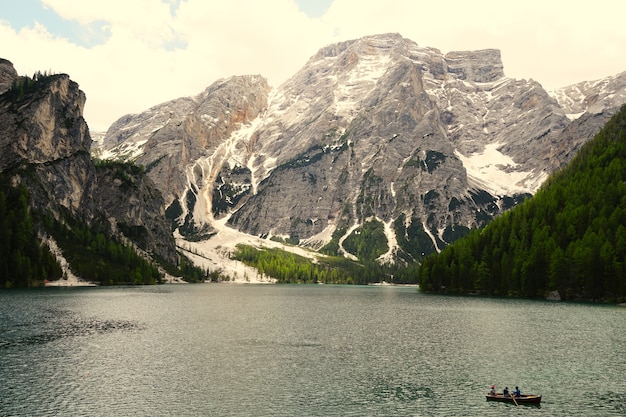 Poziome ujęcie jeziora Prags w parku przyrody Fanes-Senns-Prags położonym w Południowym Tyrolu we Włoszech