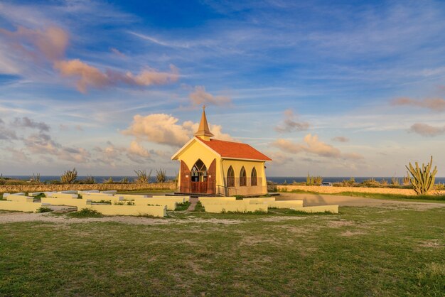 Poziome ujęcie kaplicy Alto Vista znajdującej się w Noord na Arubie pod pięknym niebem