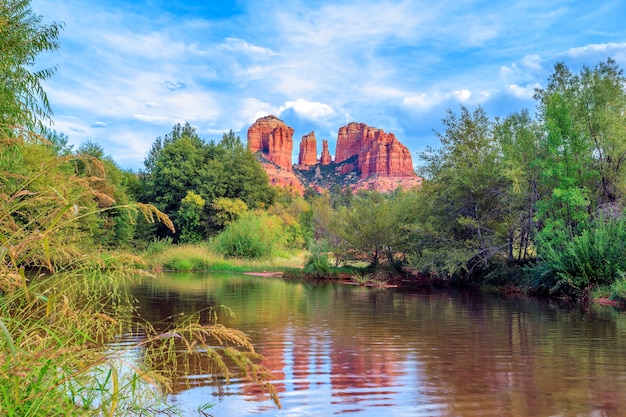 Poziomy widok Cathedral Rock w Sedona, Arizona.