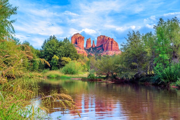 Poziomy widok Cathedral Rock w Sedona, Arizona.