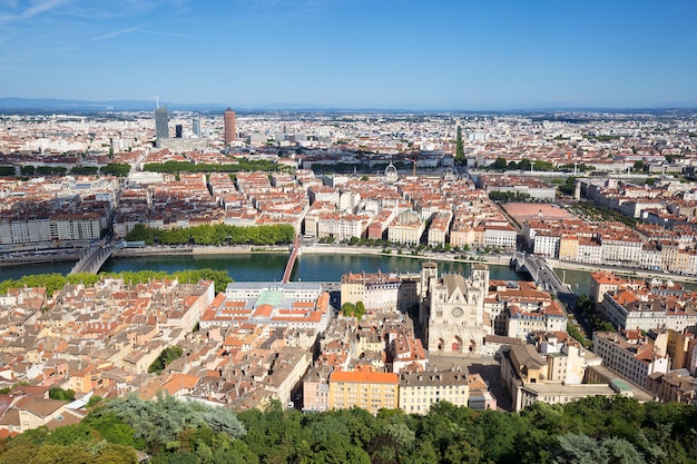 Poziomy widok Lyonu ze szczytu Notre Dame de Fourviere