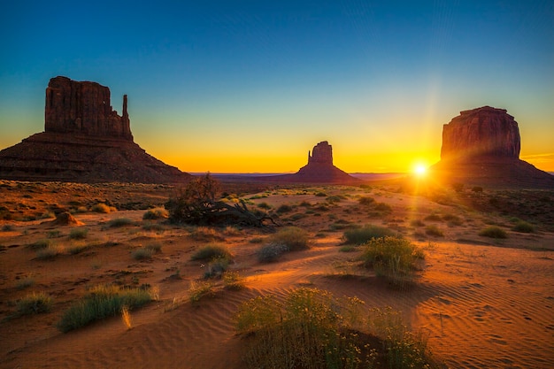 Bezpłatne zdjęcie poziomy widok wschodu słońca w monument valley, usa