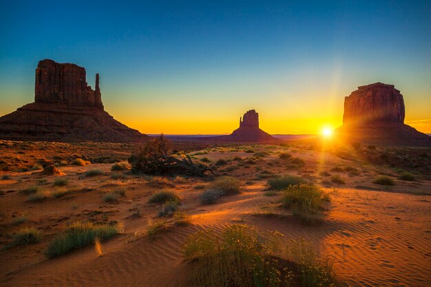 Poziomy widok wschodu słońca w Monument Valley, USA