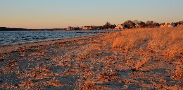 Bezpłatne zdjęcie późne popołudnie nad zatoką little narragansett