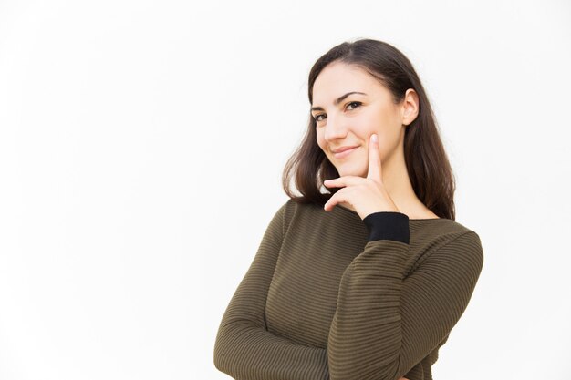 Pozytywna ufna Łacińska kobieta wzruszający podbródek