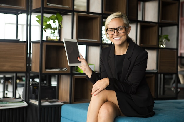 Pozytywne Businesswoman Pokazano Cyfrowe Tabletki