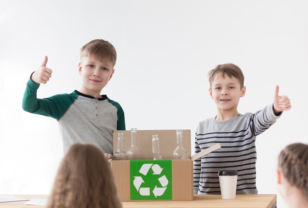 Bezpłatne zdjęcie pozytywni młodzi chłopcy chętni do recyklingu