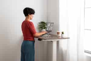 Bezpłatne zdjęcie praca w domu na ergonomicznym stanowisku pracy