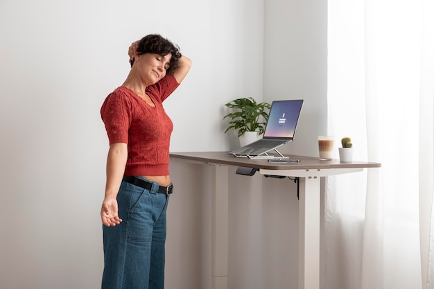 Bezpłatne zdjęcie praca w domu na ergonomicznym stanowisku pracy