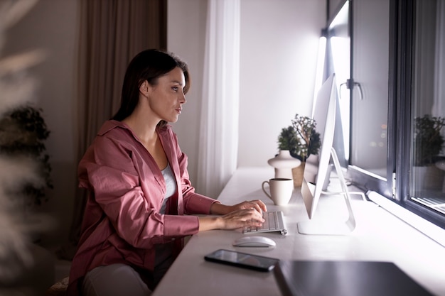 Bezpłatne zdjęcie praca w domu na ergonomicznym stanowisku pracy