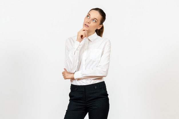 Pracownica W Eleganckiej Białej Bluzce Z Myślącą Twarzą Na Białym Tle