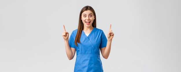 Pracownicy służby zdrowia zapobiegają ubezpieczeniu wirusowemu i koncepcji medycyny podekscytowana szczęśliwa pielęgniarka lub lekarz w blu